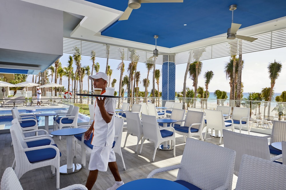 Poolside bar