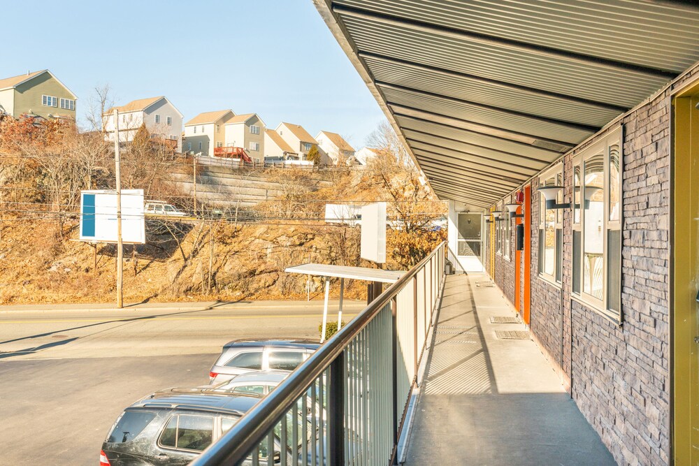 OYO Hotel Malden MA Broadway - photo 4