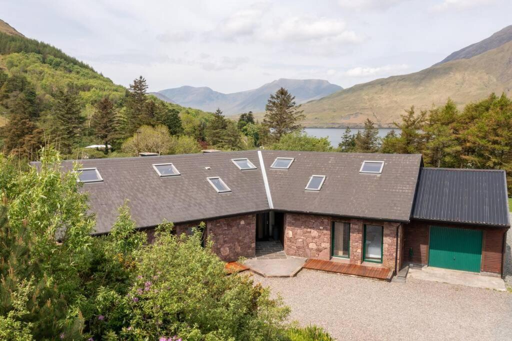 Heather Lodge with Sea and Mountain Views — 4-Star Luxury Hotel in Gaillimh, Republic of Ireland