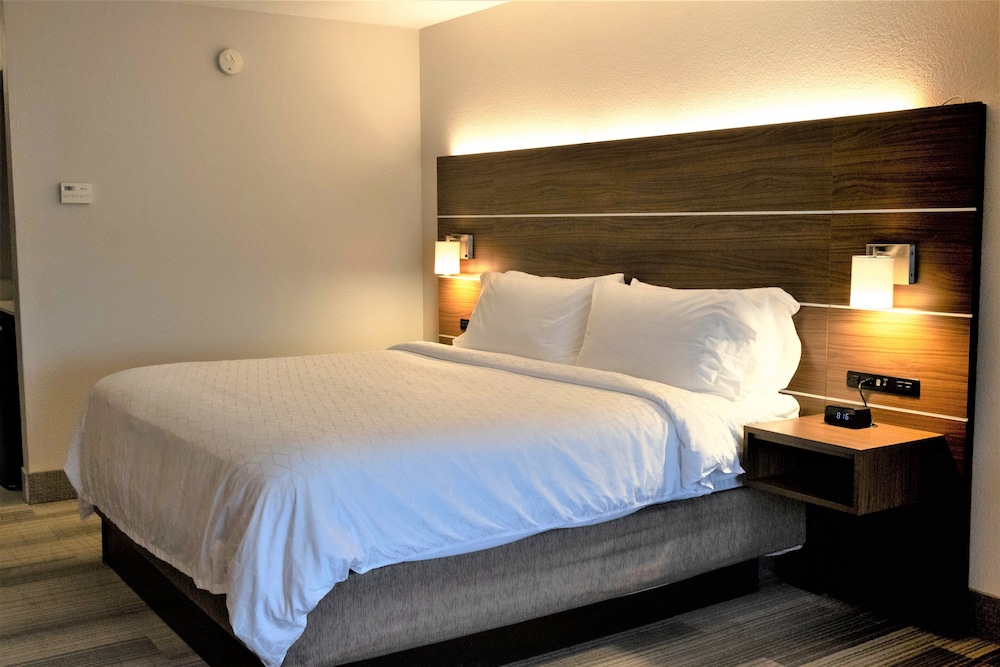 Holiday Inn Express & Suites Douglas by IHG - photo 17