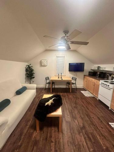 Trendy attic at rice village — 4-Star Luxury Hotel in Houston, United States