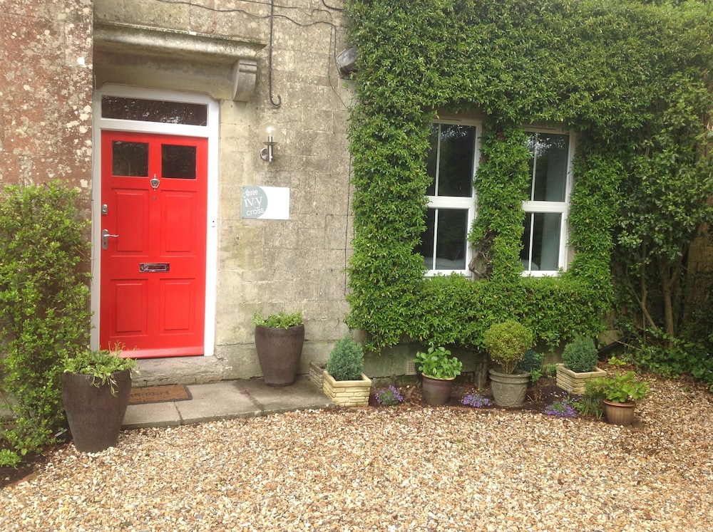 Three Ivy Cross — Shaftesbury