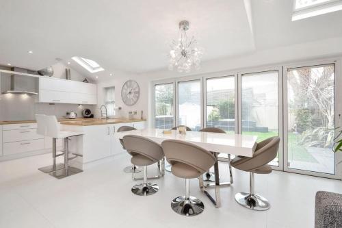 Home in Southsea with Hot Tub Close to the Sea — 4-Star Luxury Hotel in Portsmouth, United Kingdom