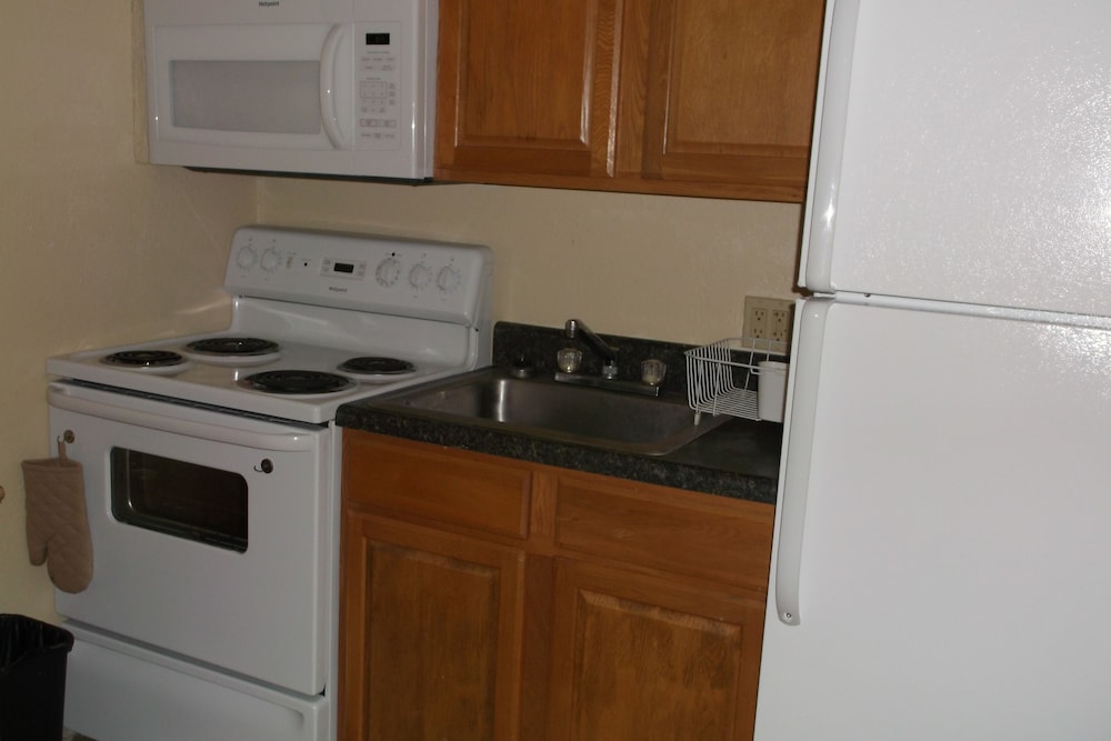 Days Inn & Suites by Wyndham Lake Okeechobee - photo 25