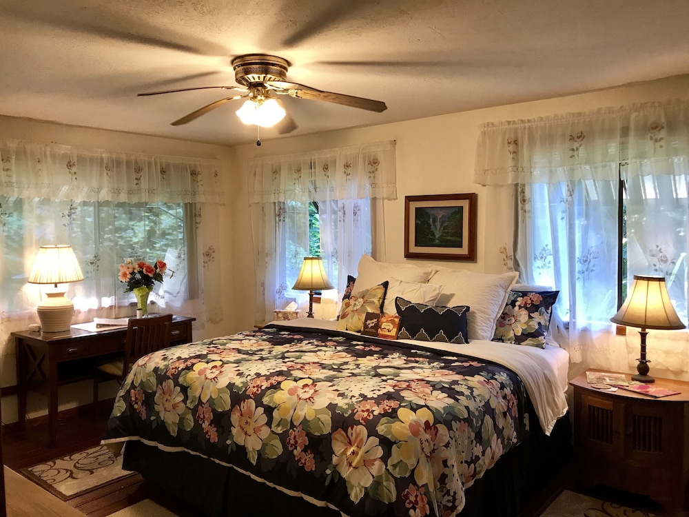Hale Maluhia Country Inn — Kailua Kona