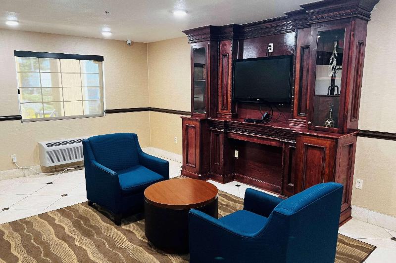 Days Inn by Wyndham Jackson Downtown - photo 3