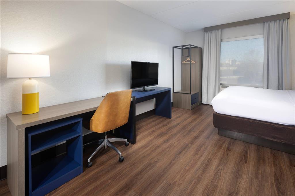 Comfort Suites Outlet Center - photo 12