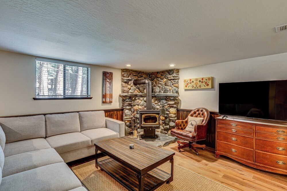 Spacious Retreat w Backyard: 1 Mi to Lake Almanor — hotel in Westwood