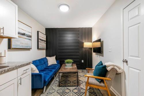 Charming 2BR Retreat Free Parking — 4-Star Luxury Hotel in Lithia Springs, United States