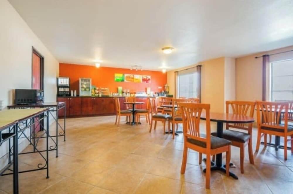 Franklin Inn & Suites - photo 4