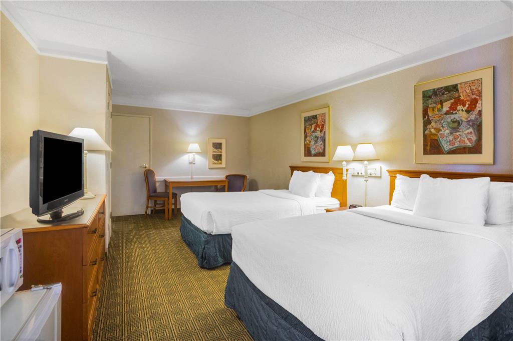 Super 8 by Wyndham Eagle Pass - photo 10