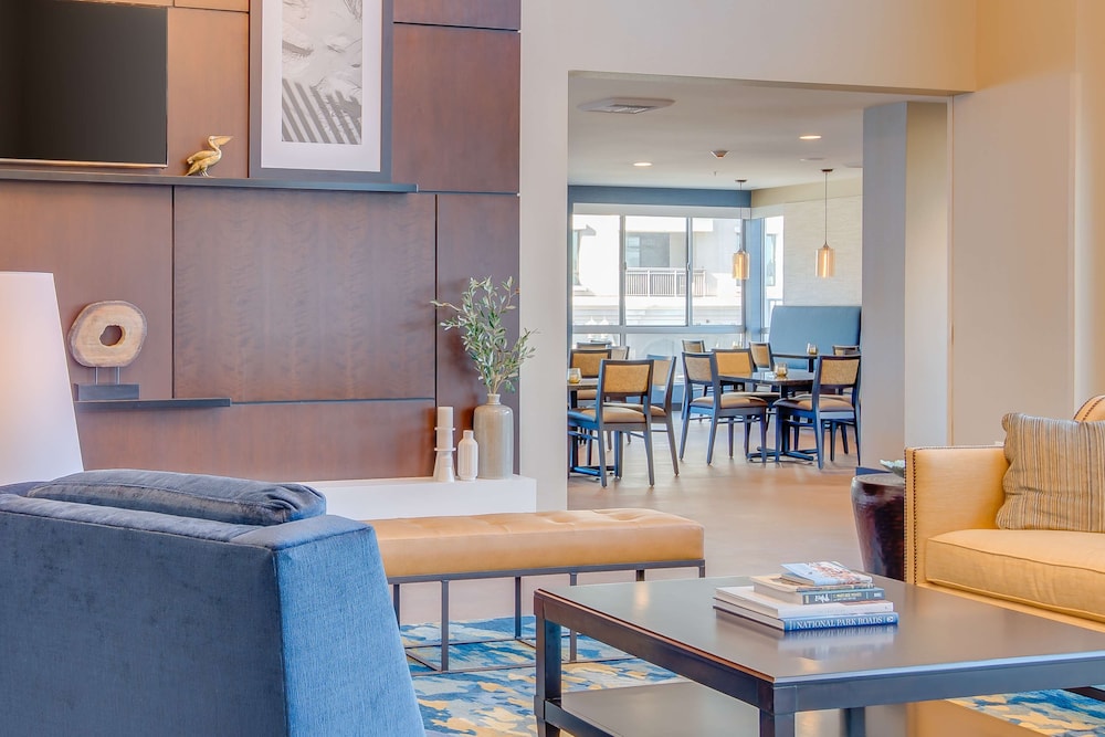 Hampton Inn & Suites Los Angeles Glendale - photo 12