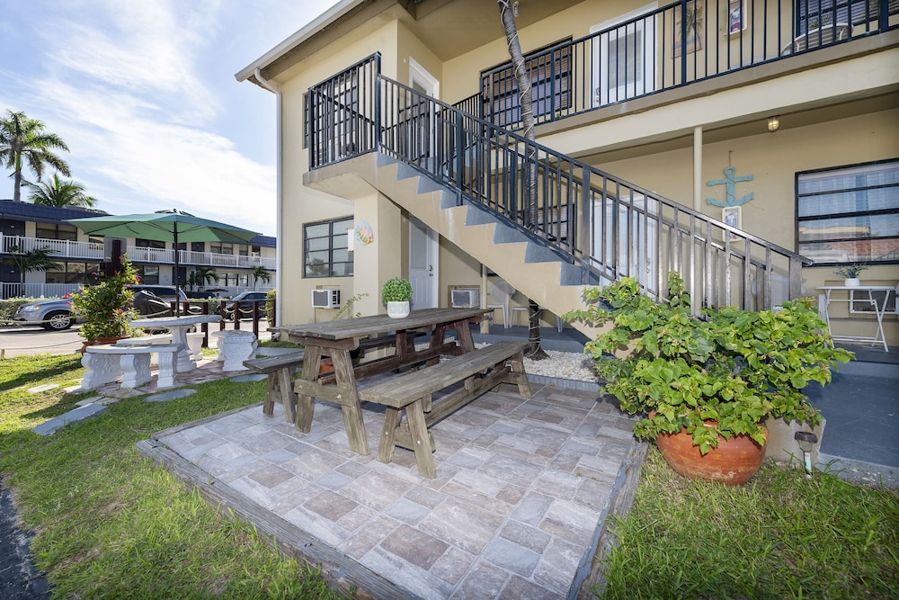Tropic Isle Hotel and Apartment - photo 42