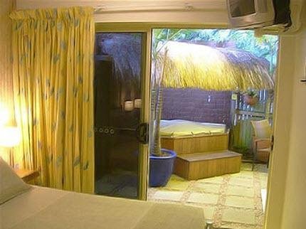 THE Beachfront Hideaway — hotel in Holloways Beach