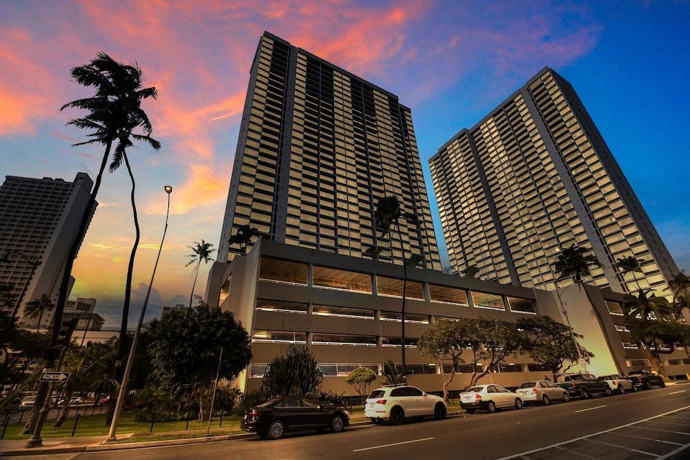 Artsy 32nd Floor Condo with Modern Furnishings & Gorgeous Ocean Views by Koko Resort Vacation Rentals - photo 40