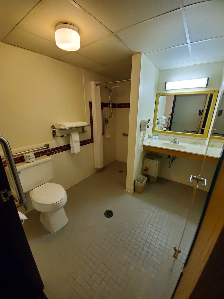 Boarders Inn & Suites by Cobblestone Hotels Ripon - photo 24