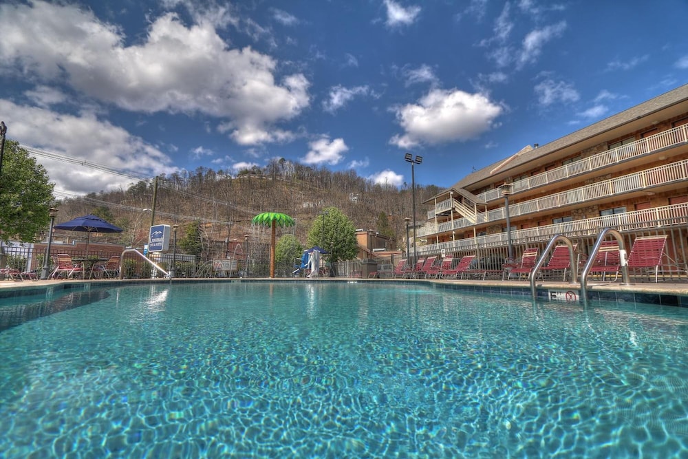 Crossroads Inn & Suites - photo 58