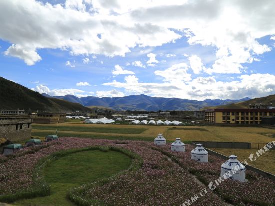 Mountains far away - last minute hotel in Unknown City