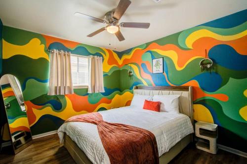 Vibrant Hub: Central Location Golf Stadiums — 4-Star Luxury Hotel in Houston, United States