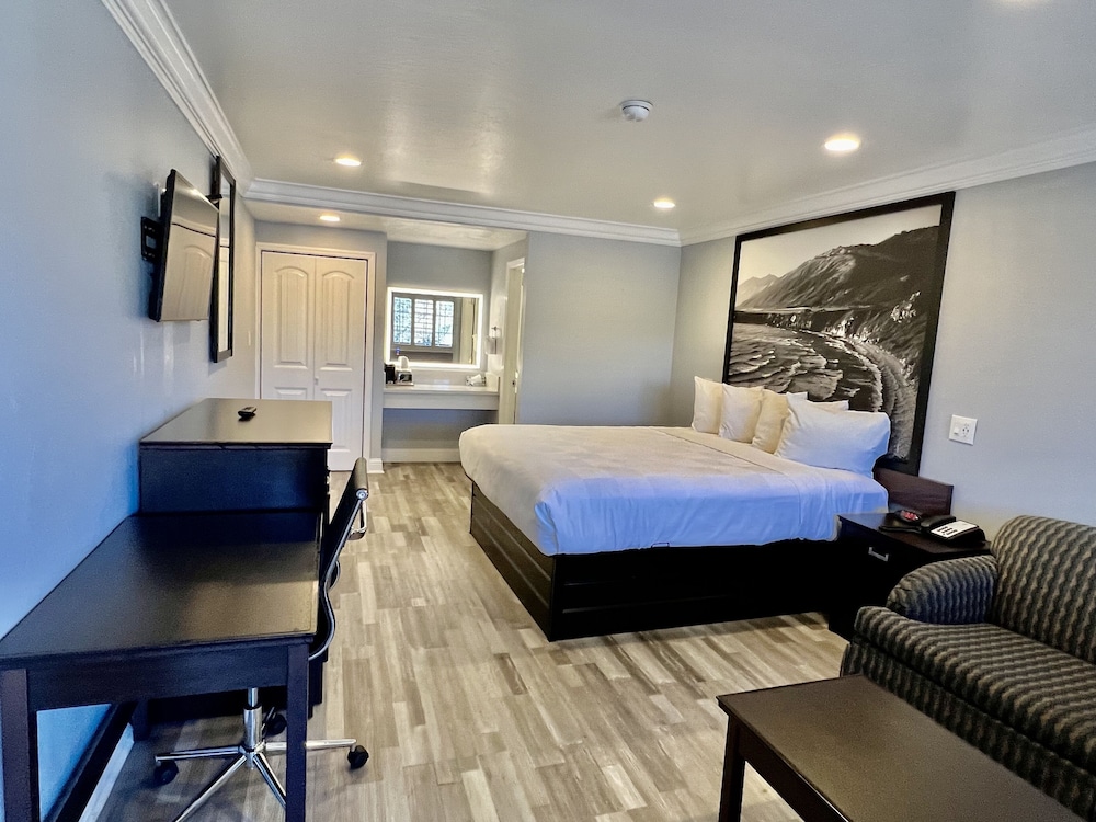 Aura Inn Monterey - photo 28