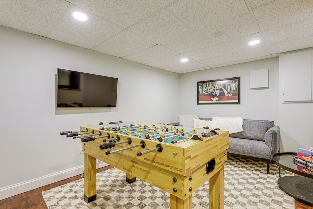 Niantic Duplex w Deck 1 Mi to Beach Boardwalk — hotel in Niantic