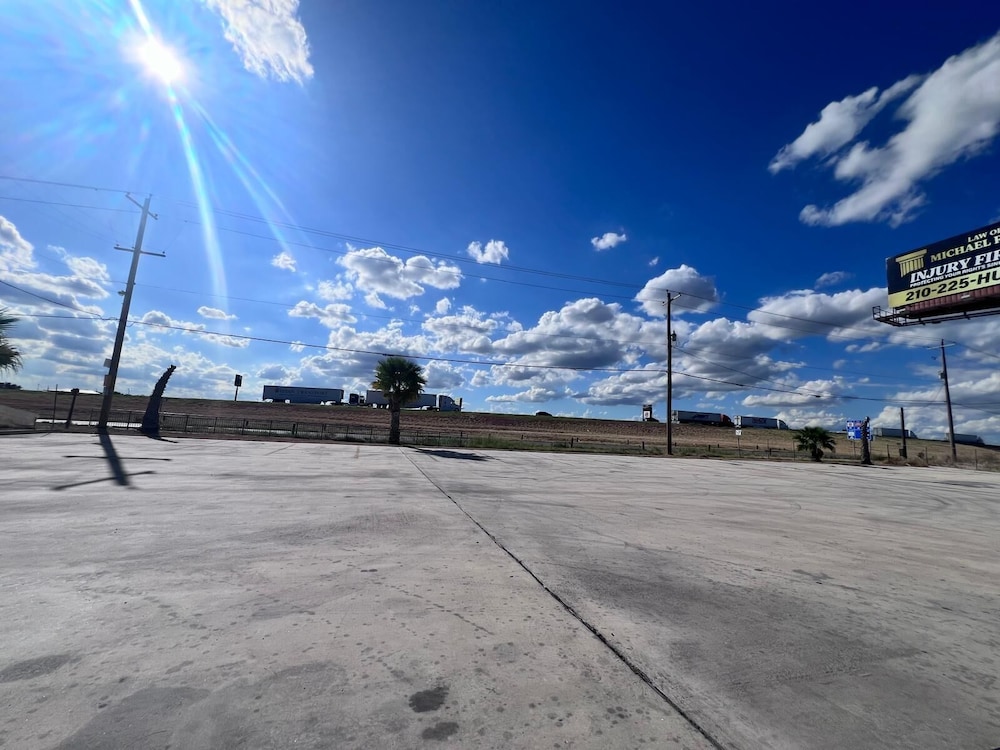 OYO Garden Inn and Suites Pearsall I 35 East - photo 26