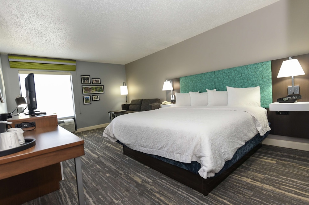 Hampton Inn Youngstown North - photo 20