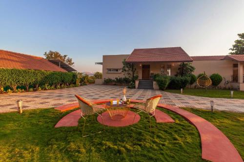 Luna Villa by StayVista Lakeside charm with Terrace Lush lawn & Modern decor — 5-Star Luxury Hotel in Nashik, India