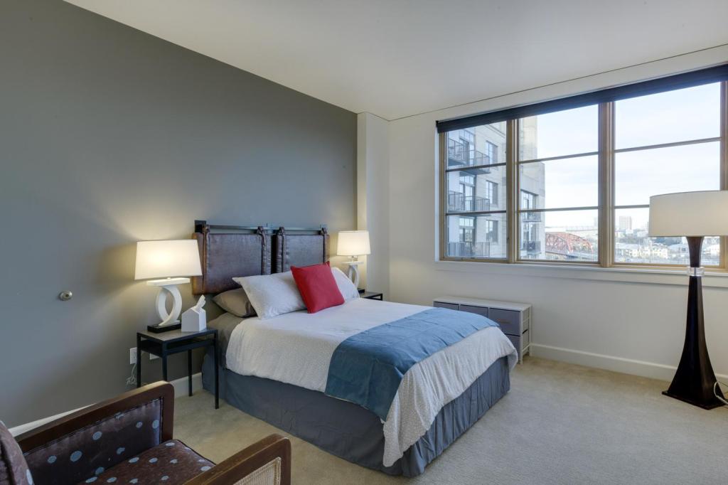Spacious Downtown Location great for work and relaxing - photo 36