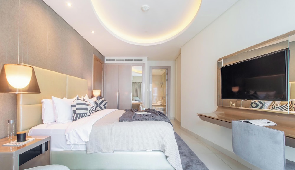 Manzil 1BR Apartment in Paramount with Top Floor Luxury Living — 4-Star Luxury Hotel in Dubai, United Arab Emirates