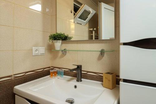Cosy Central 2 BR Apartment By Wehost