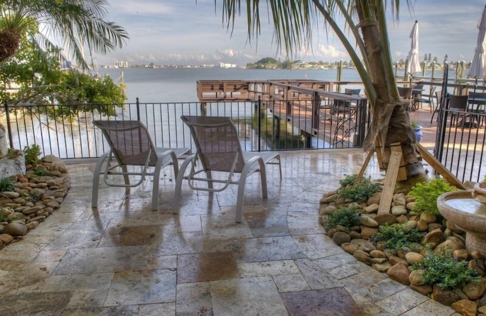 Pasa Tiempo Private Waterfront Resort Adults Only — hotel in Saint Pete Beach