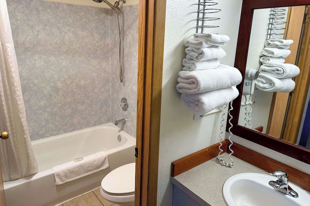 Econo Lodge Edmonds North Seattle - photo 30