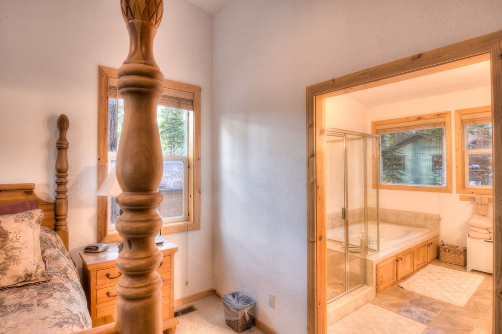 Canterbury Chalet — 4-Star Luxury Hotel in Kings Beach, United States