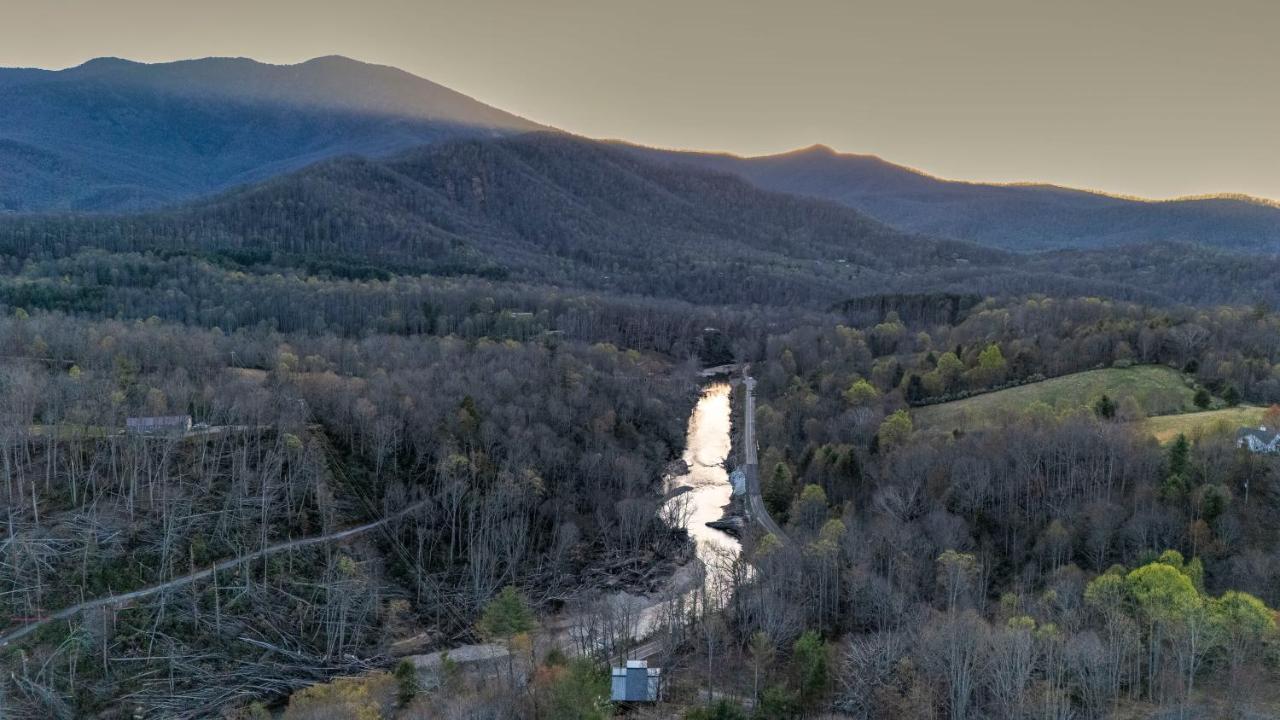 Pet Friendly Riverfront with Hot Tub Views And Fishing — hotel in Burnsville