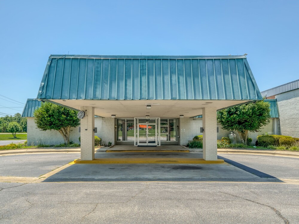 OYO Hotel Battleboro - photo 19