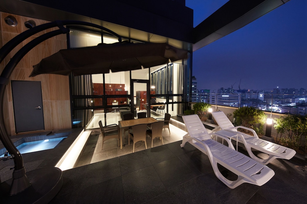 Standard Hotel - carbon neutral hotel in Seoul