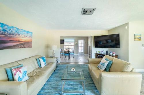 Sunny Cottage with lanai and garage only 4 miles from Siesta Key — 4-Star Luxury Hotel in Sarasota, United States
