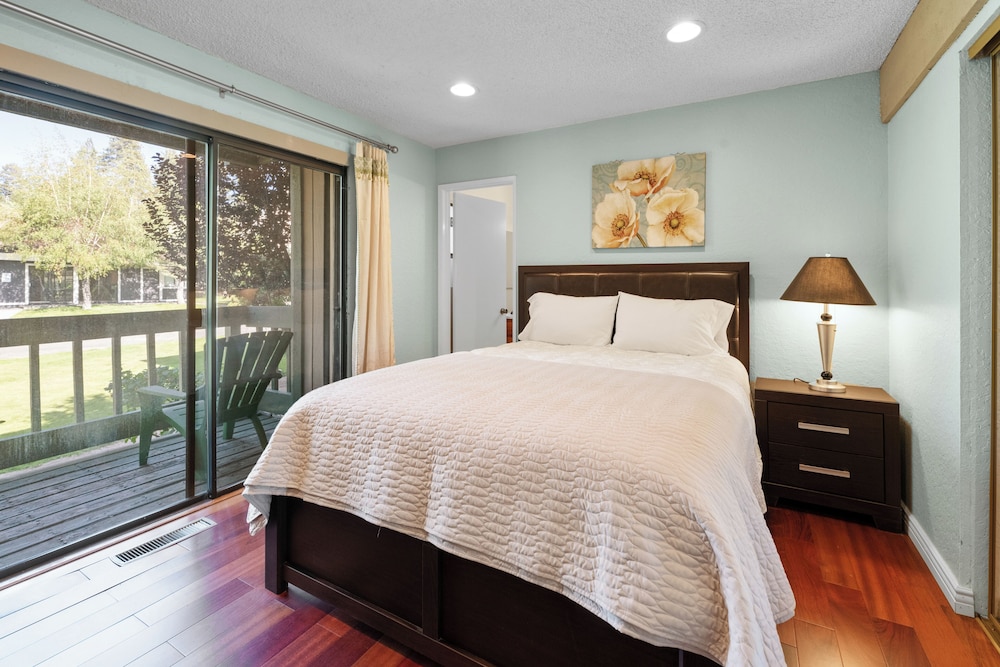 Lakeview Condo Lakefront Complex Lake Views Heated Pool — 4-Star Luxury Hotel in Big Bear Lake, United States