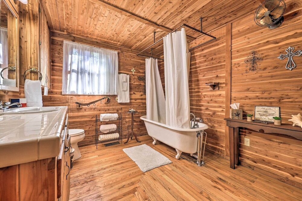 Rustic Canyon Lake Cabins with Hot Tub on about 3 Acres — 4-Star Luxury Hotel in Canyon Lake, United States