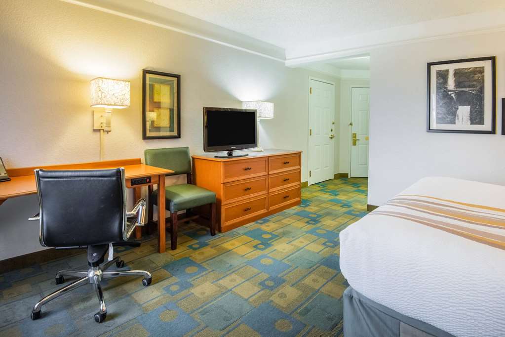 La Quinta Inn & Suites by Wyndham Colorado Springs South AP - photo 45