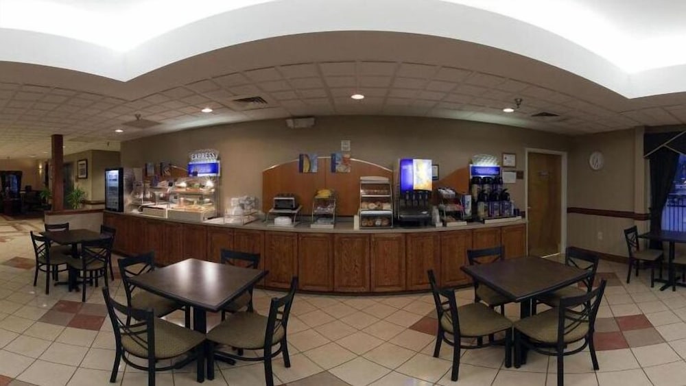 Holiday Inn Express Hotel & Suites Laurinburg by IHG - photo 13