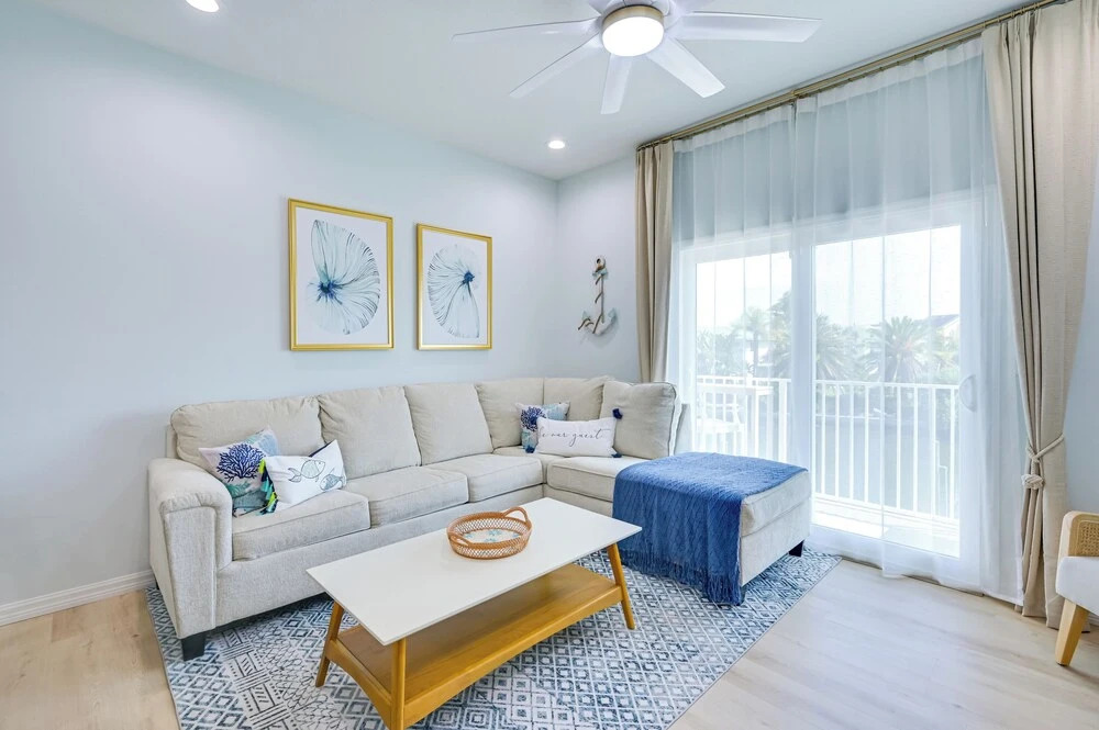 Walk to Beach Waterfront Hudson Townhome — 4-Star Luxury Hotel in Hudson, United States