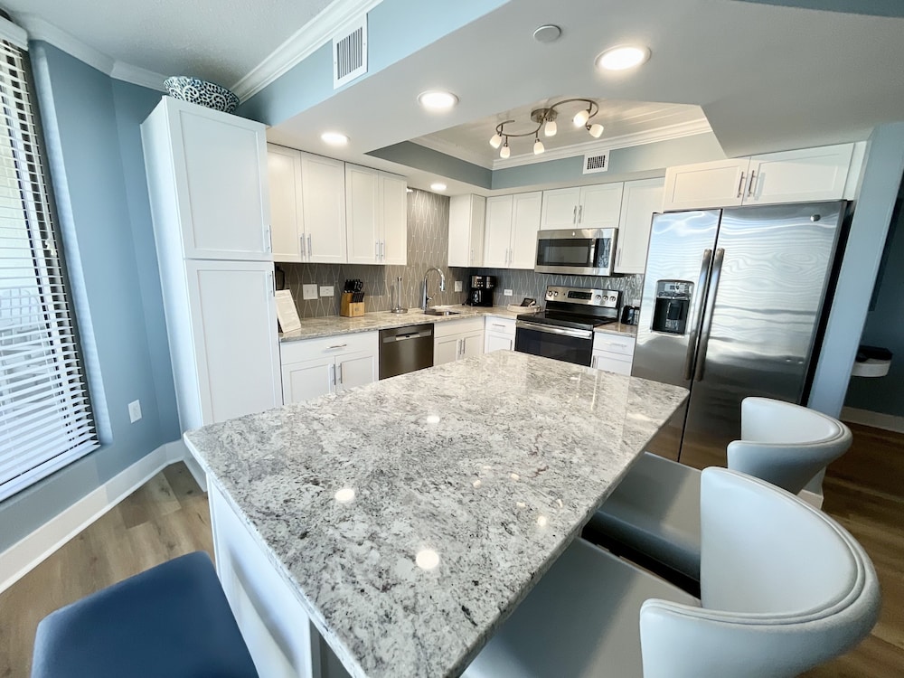 1003 Brighton Fully Remodeled And Access To Resort Amenities 2 Bedroom Condo - photo 8