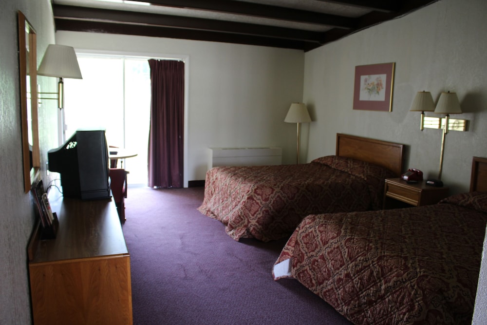 Hometown Inn Staunton - photo 6