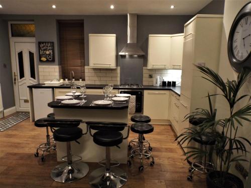 Bronte Cinema Cottage At Haworth — 4-Star Luxury Hotel in Haworth, United Kingdom