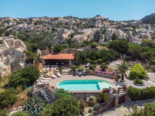 Lussuosa Villa Privata Piscina a 180 Sul Mare — 4-Star Luxury Hotel in La Maddalena, Italy