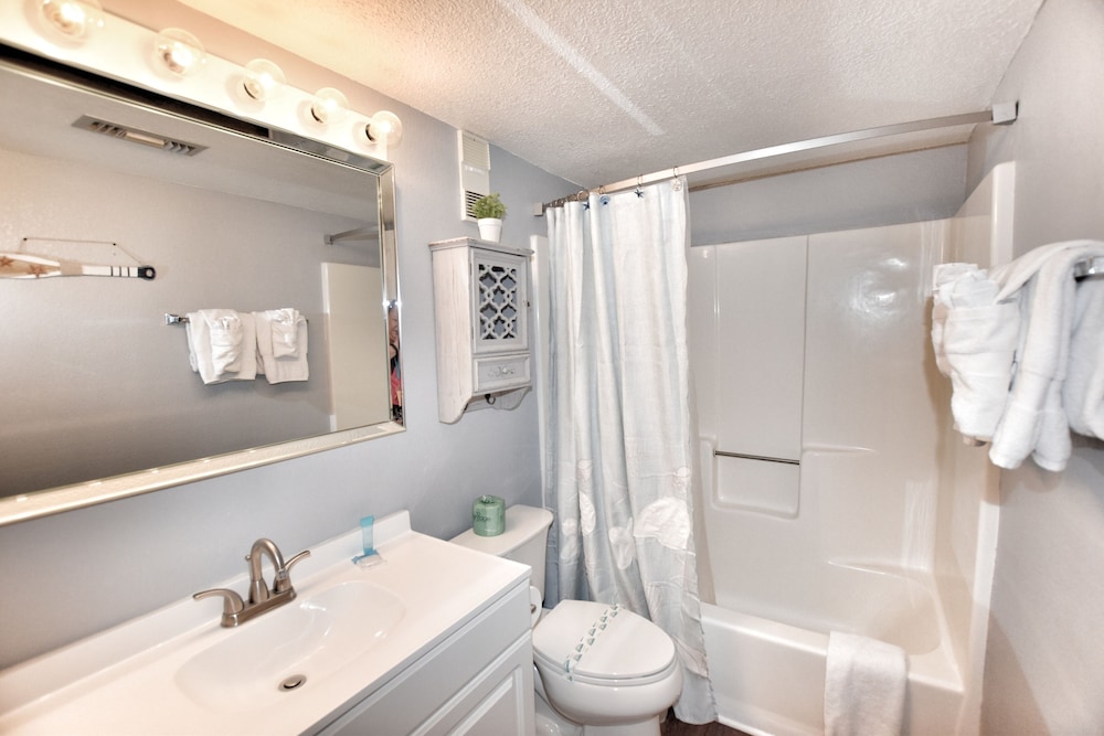 0602 Waters Edge Resort Studio Bedroom Condo by RedAwning - photo 20