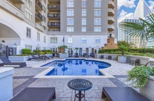 Spacious 2 Bed 2 Bath Uptown Gem in the Heart of the City Parking Wi Fi Balcony Walk to BOA Stadium — 4-Star Luxury Hotel in Charlotte, United States