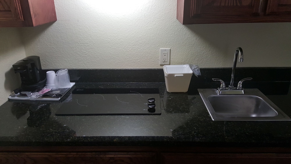 Blue Bay Inn & Suites - photo 29